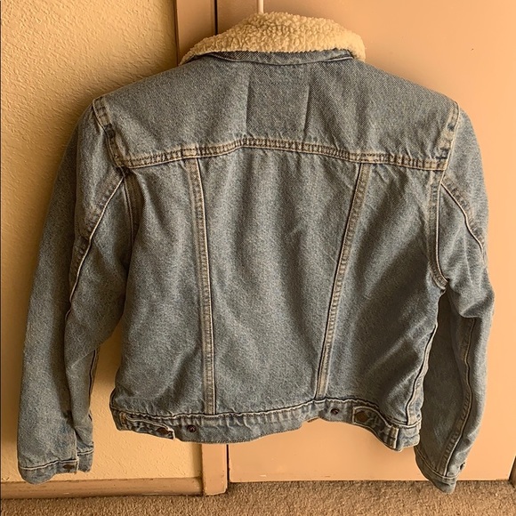 Super cute and comfy Levi’s Jean jacket! - Picture 3 of 5